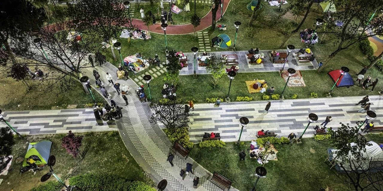 İstanbul'da Deprem Endişesi Yaşayan Bazı Vatandaşlar, Millet Bahçeleri ve Parklarda Kalmayı Sürdürüyor