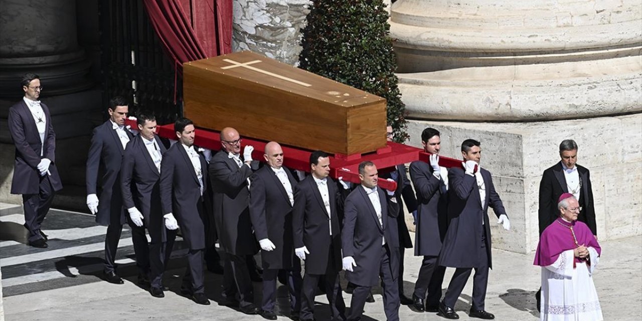 Vatikan'da Papa Franciscus İçin Cenaze Töreni Düzenleniyor