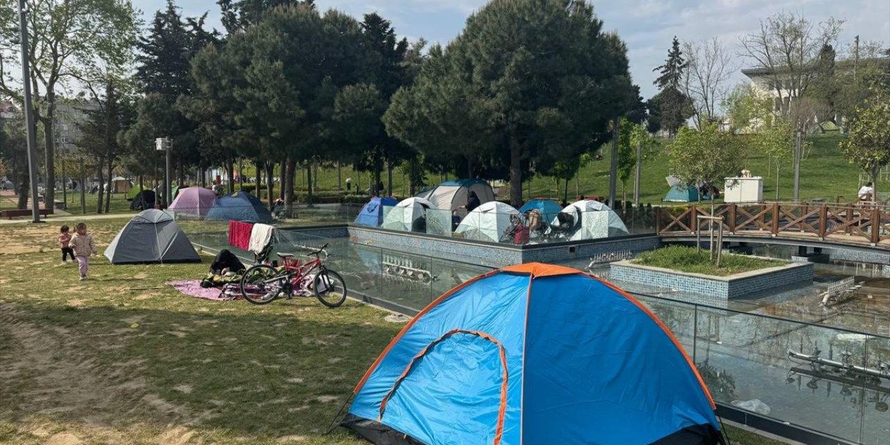 Deprem Endişesi Yaşayan Vatandaşlar Parklarda Kalmaya Devam Ediyor