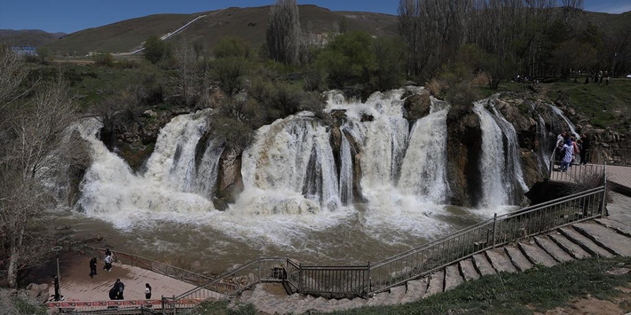 Yağışların Etkisiyle Daha Coşkulu Akan Muradiye Şelalesi Ziyaretçilerini Ağırlıyor