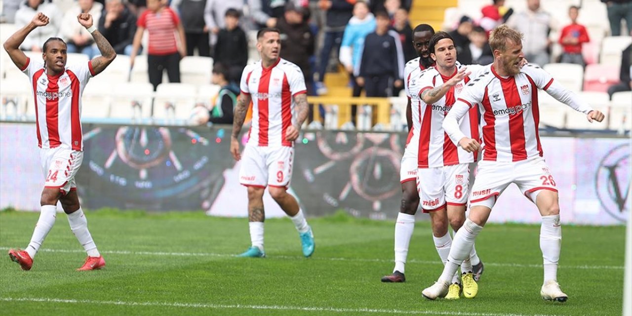 Sivasspor, Kendi Sahasında Antalyaspor'u 2-0 Yendi
