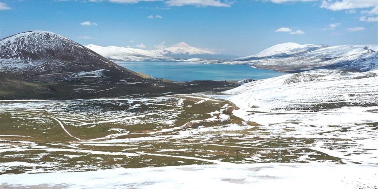 Ağrı'nın Ovalarında Bahar, Dağlarında İse Kış Hüküm Sürüyor
