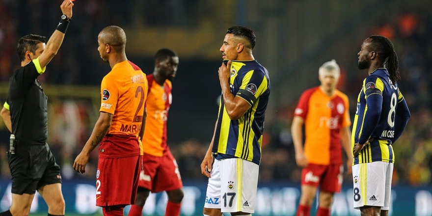 Derbide Kartlar Havada Uçuşuyor