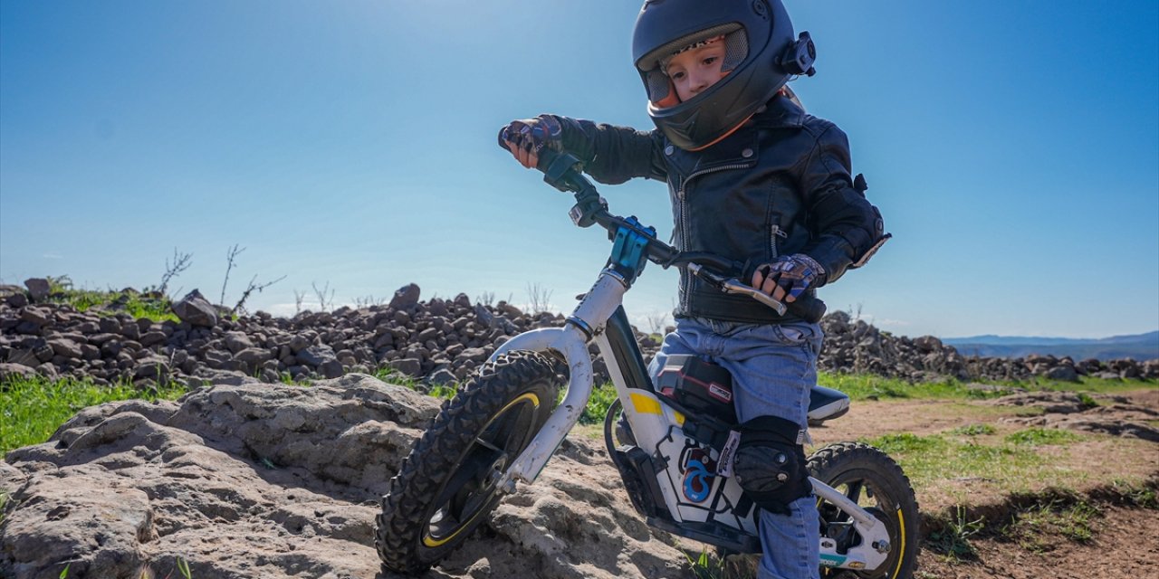 Minik Alparslan Tedavisine Destek İçin Kullandığı Motosikletiyle Yolların Tozunu Atıyor