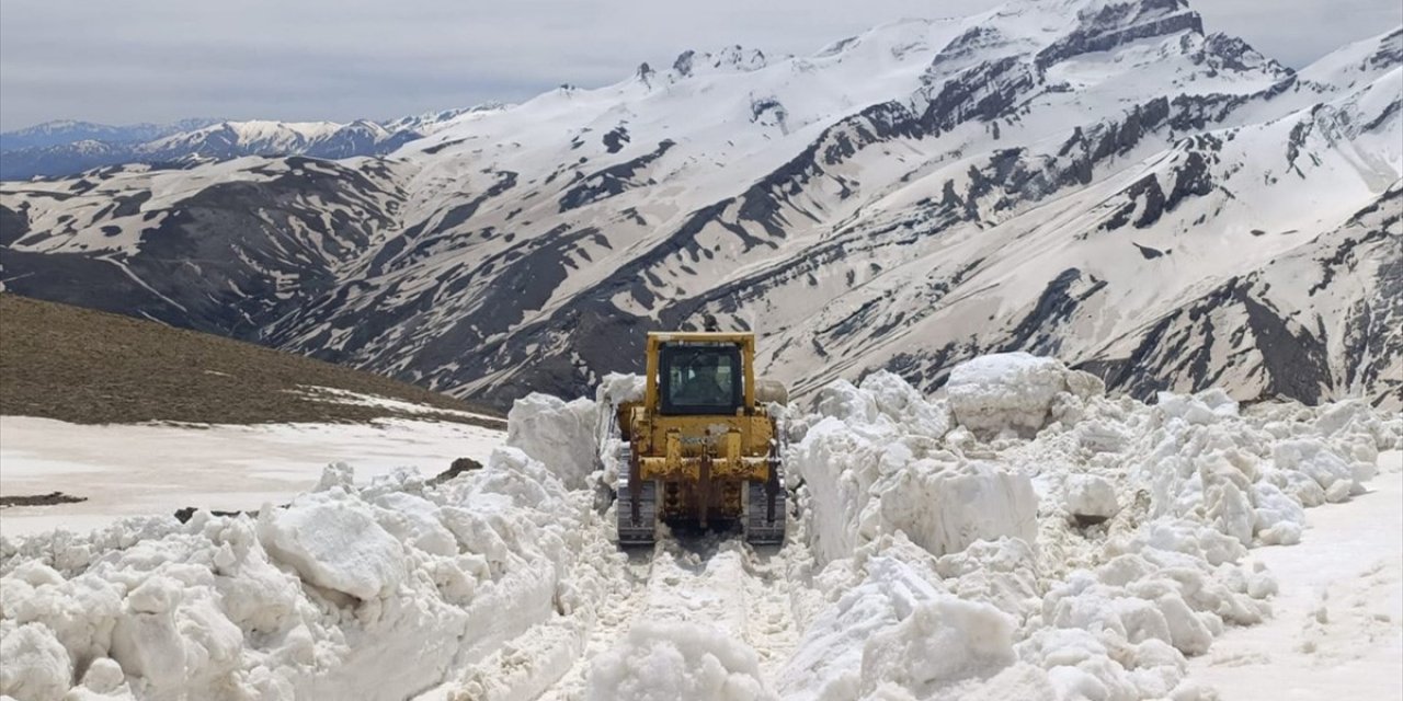 Hakkari'de Yüksek Kesimlerde Karla Mücadele Sürüyor