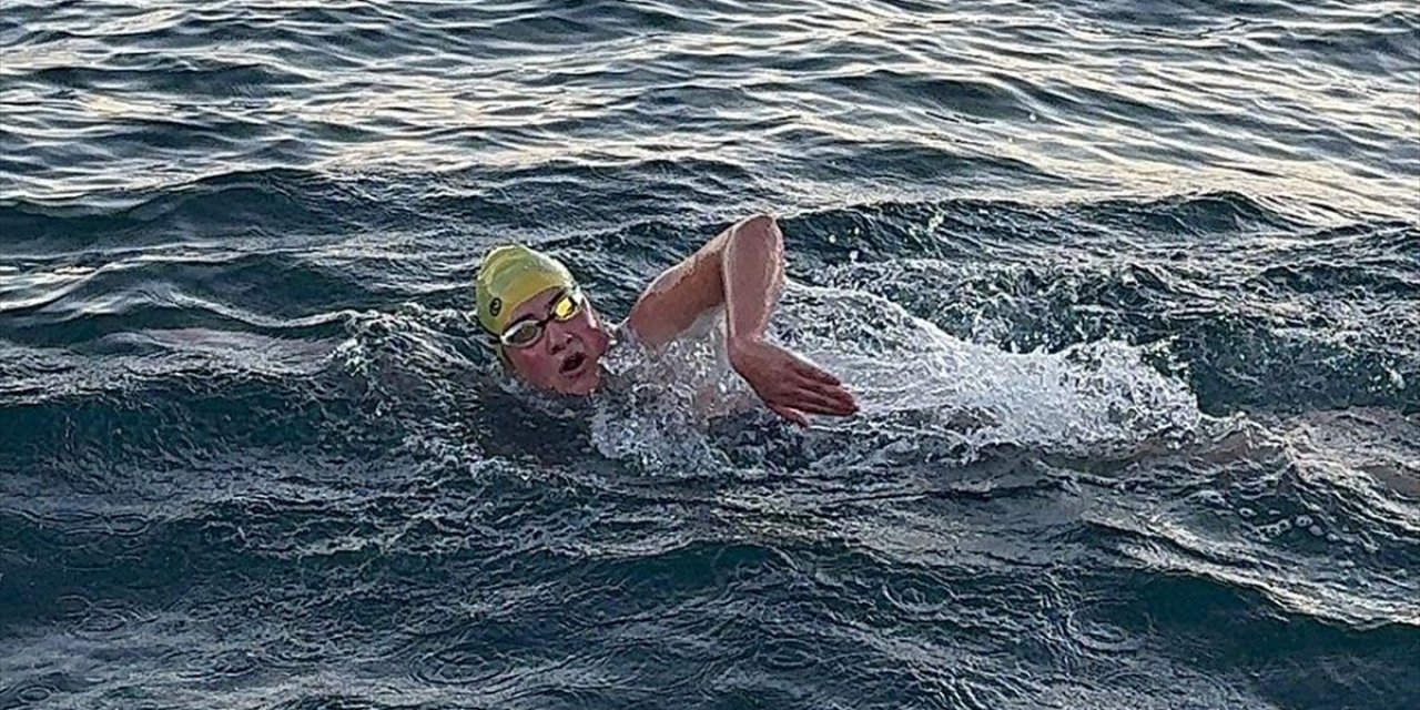 Bakan Bak'tan Kaiwi Kanalı'nı Başarıyla Geçen Milli Yüzücü Aysu Türkoğlu'na Tebrik