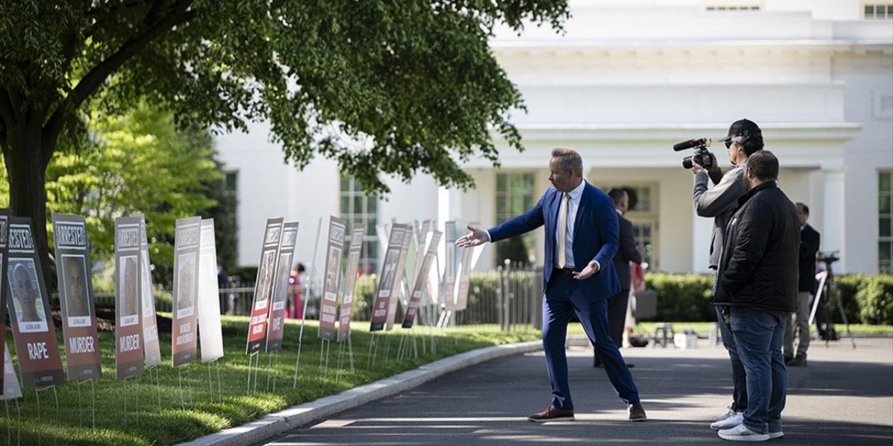 Beyaz Saray'ın Bahçesine, ABD'de Suça Karışan 100 Düzensiz Göçmenin Posteri Asıldı