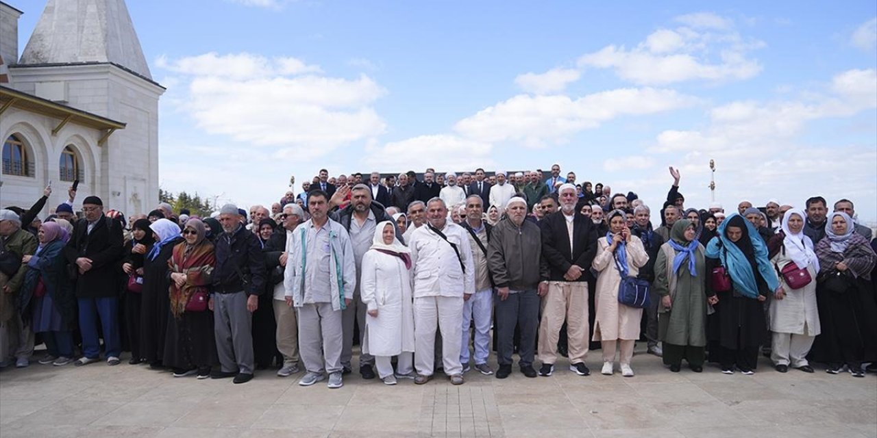 İstanbul'da Yılın İlk Hac Kafilesi Kutsal Topraklara Doğru Yola Çıktı