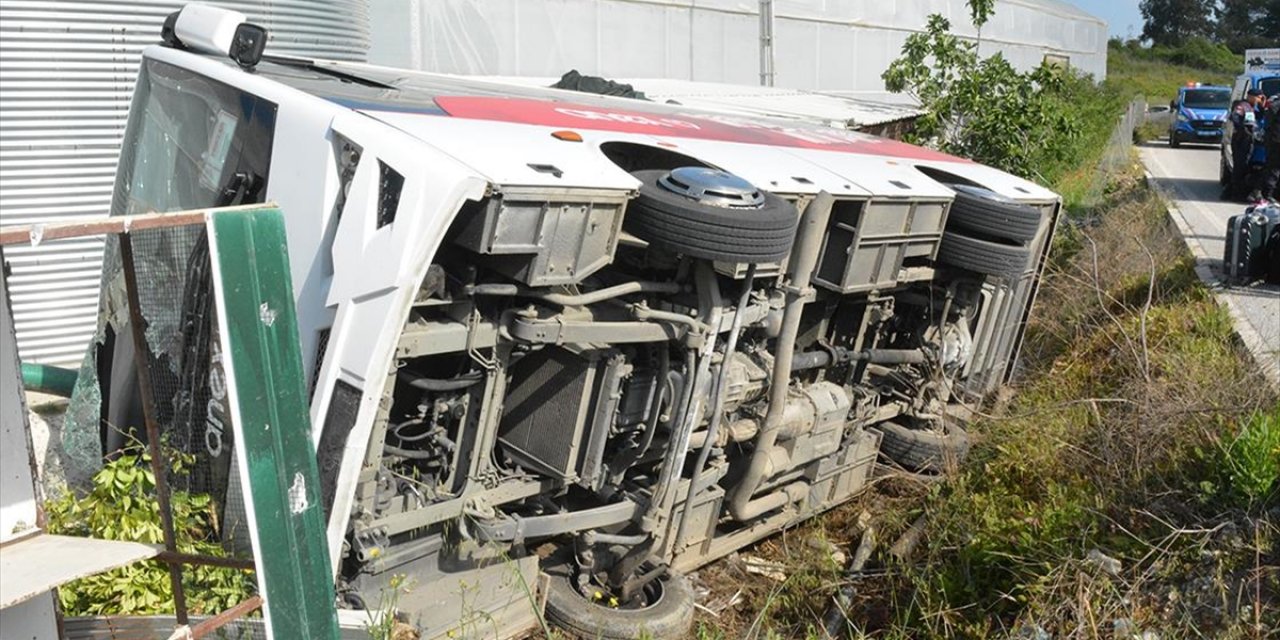 Antalya'da Tur Midibüsünün Devrildiği Kazada 18'i Turist 19 Kişi Yaralandı