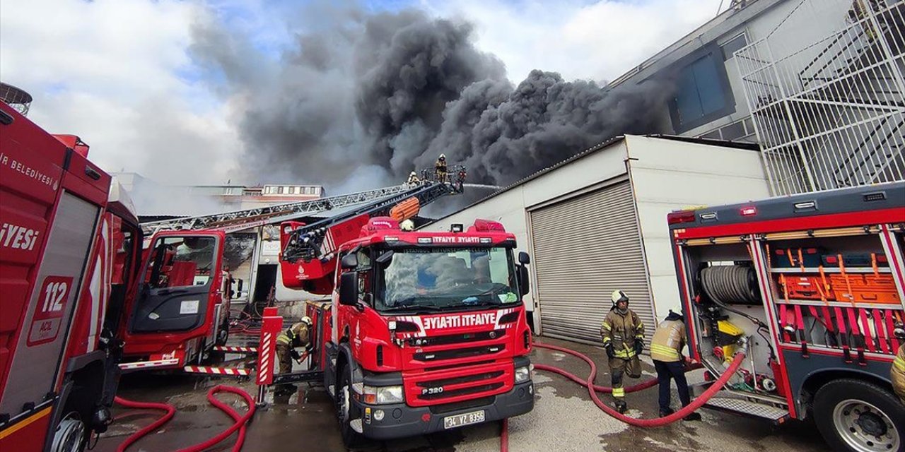 Sancaktepe'de İş Yerinde Çıkan Yangına İtfaiye Müdahale Ediyor