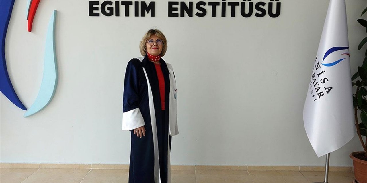 40 Yıl Sonra Üniversiteye Dönüp 72 Yaşında "Doktor" Ünvanı Aldı