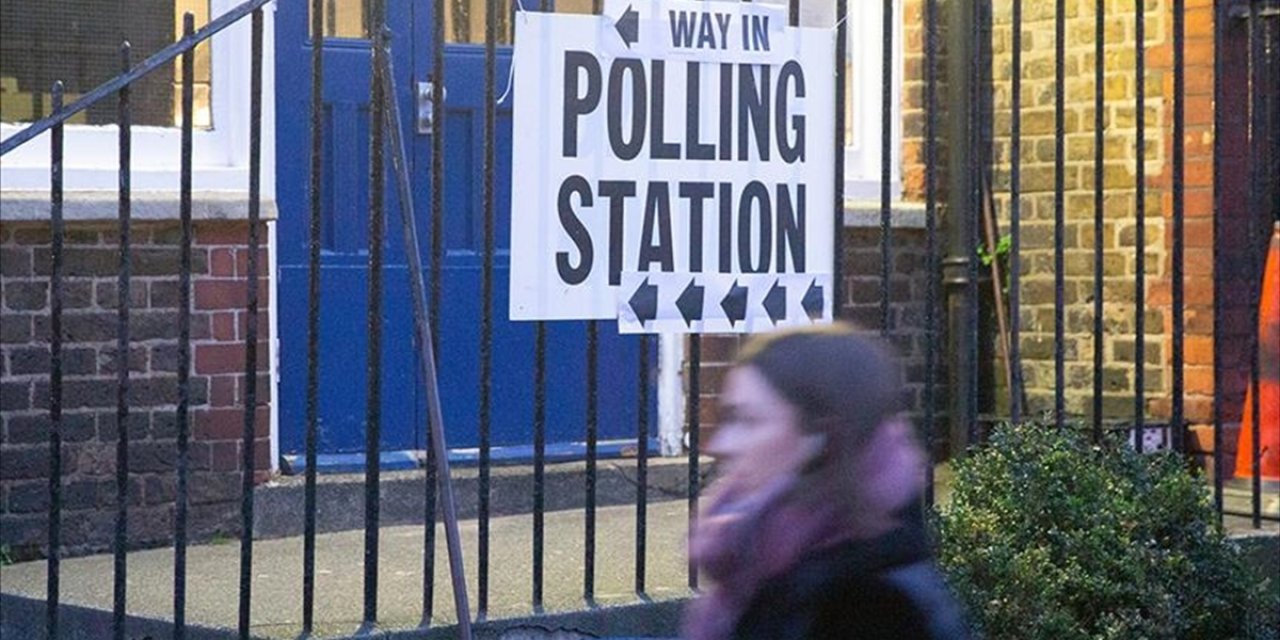 İngiltere'de Halk Bazı Kentlerde Yerel Yönetimleri Belirlemek İçin Sandık Başında