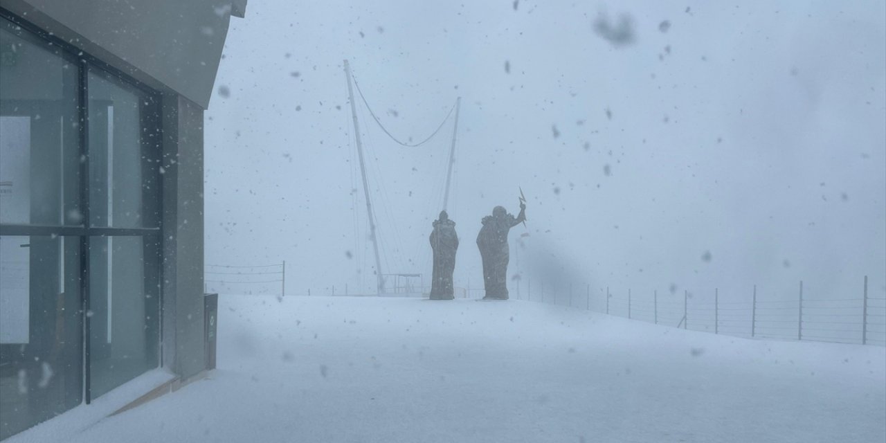 Antalya'da Tahtalı Dağı Zirvesine Kar Yağdı