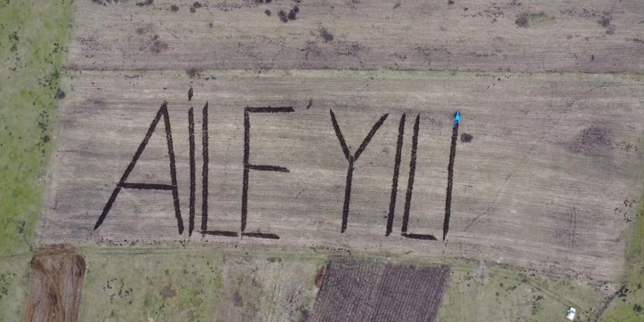 Ardahanlı Çiftçi Tarlasına Traktörüyle "Aile Yılı" Yazdı