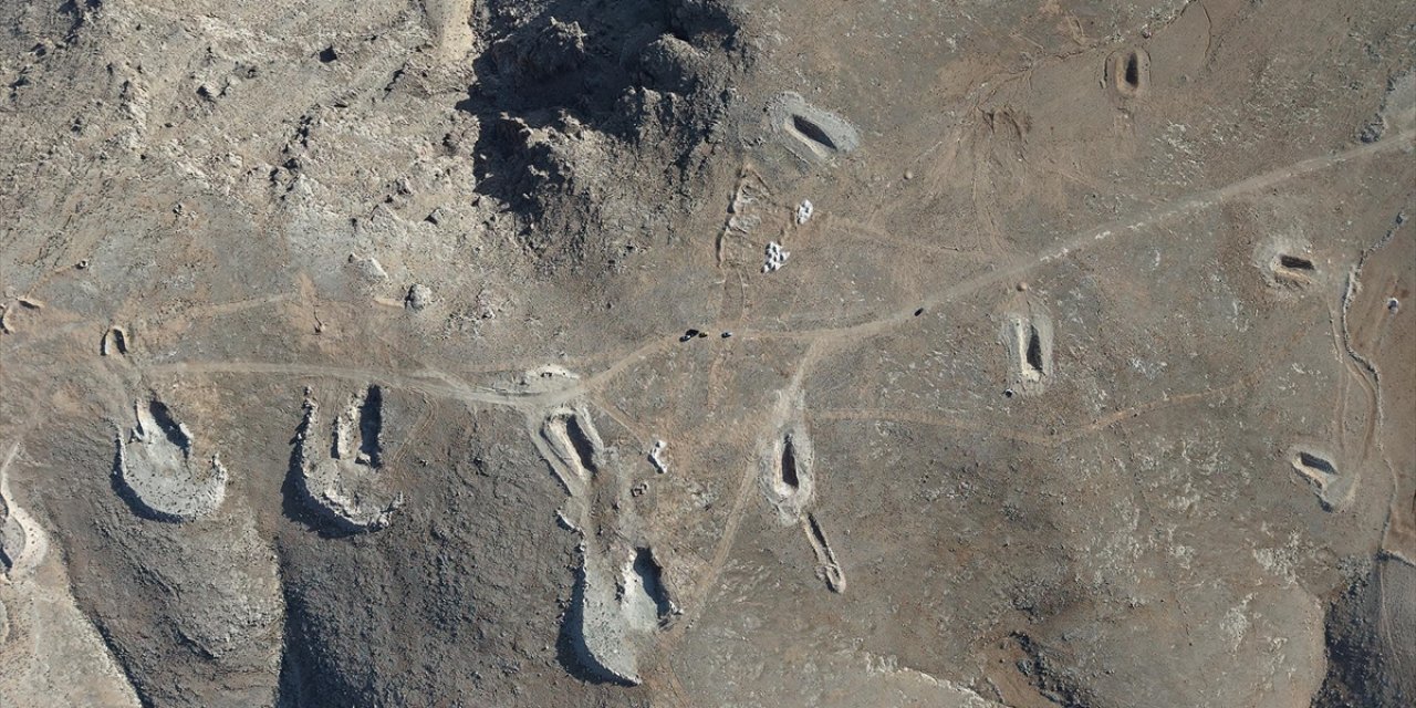 AA, Esed Rejimi Dönemine Ait En Büyük Toplu Mezar Sahası Olduğu Düşünülen Bölgeyi Görüntüledi