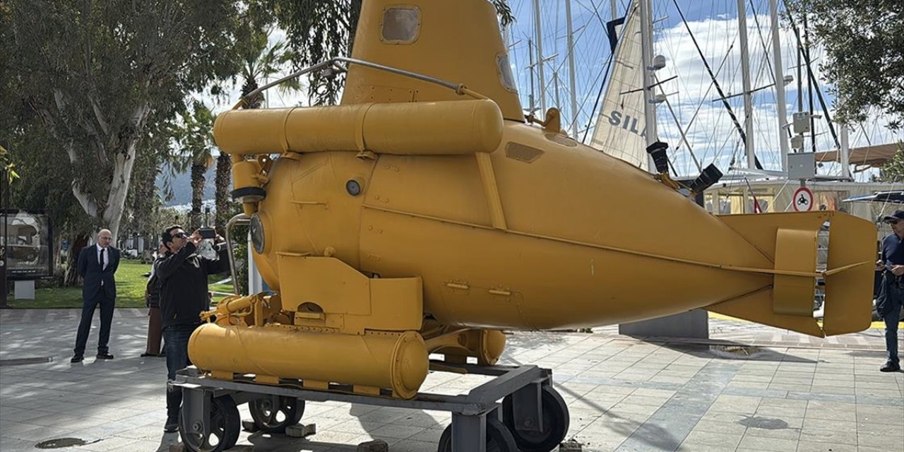 Bodrum'da Deniz Müzesine Verilen Denizaltı Meydanda Sergileniyor