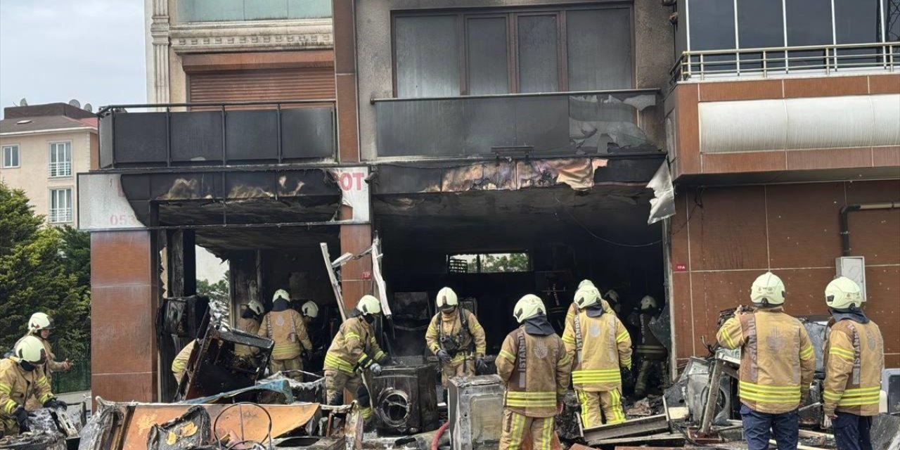 Pendik'te Yanan İş Yeri Kullanılamaz Hale Geldi