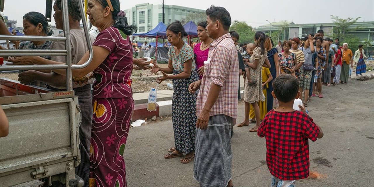 Bm: Myanmar'daki İnsanların Gıda, Su, Barınak, Barış ve Korumaya İhtiyacı Var