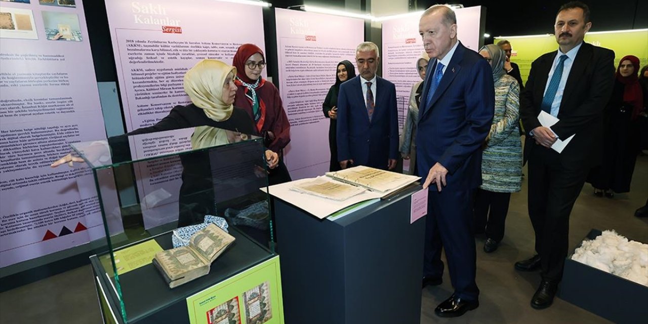 Cumhurbaşkanı Erdoğan "Saklı Kalanlar" Sergisini Ziyaret Etti