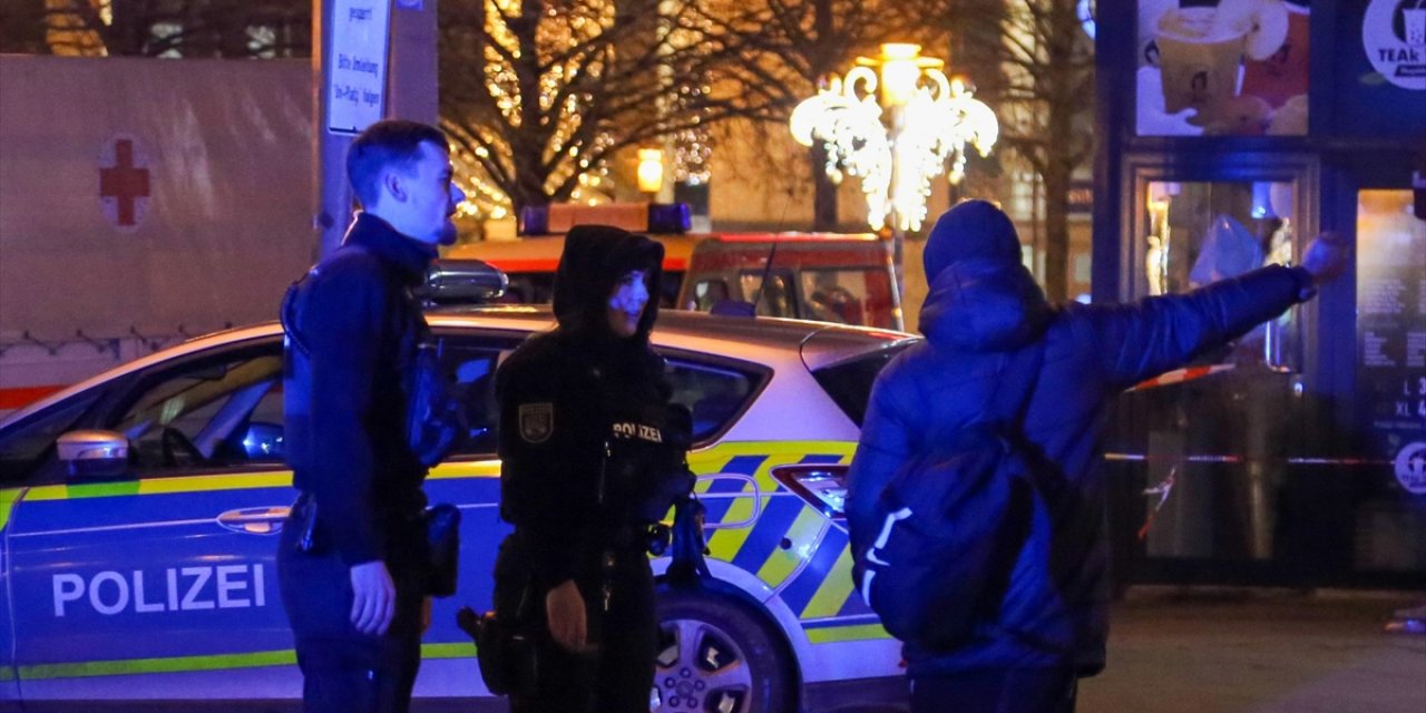 Almanya'nın Stuttgart Kentinde Bir Araç Kalabalığın Arasına Daldı