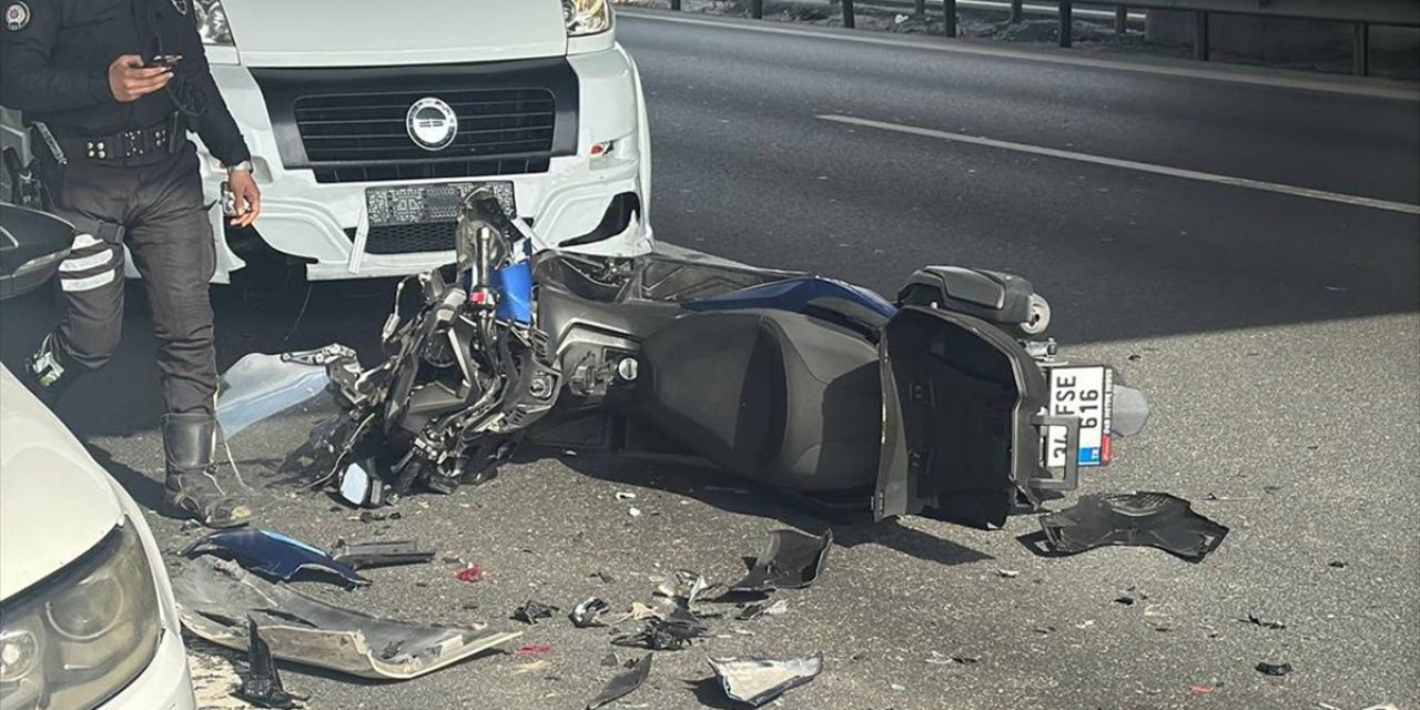 Başakşehir'de Motosikletlinin Adeta Ölümden Döndüğü Kaza Anı Kamerada