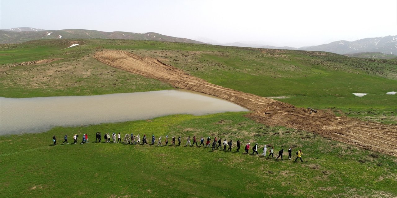 Doğaseverler Bir Günde Dört Mevsimin Yaşandığı Muş'un Güzelliklerini Adımlıyor