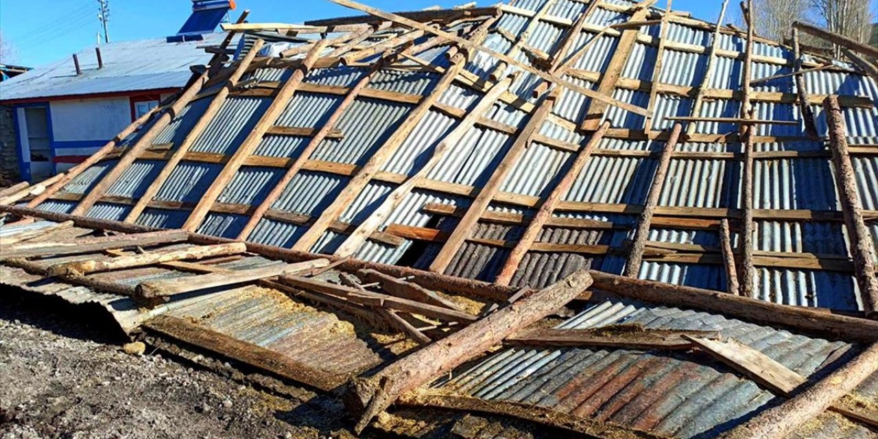 Kars'ta Fırtına Ve Hortum Nedeniyle 12 Ev İle Eklentilerinin Çatısı Uçtu