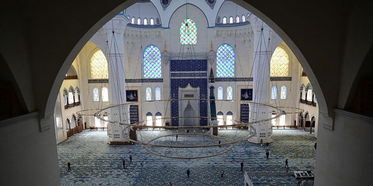 İstanbul'un Silüetinde Yer Edinen Büyük Çamlıca Camisi Milyonları Ağırlıyor