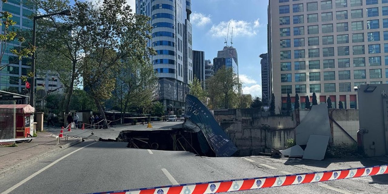 Sarıyer'de Çöken Yol Trafiğe Kapatıldı