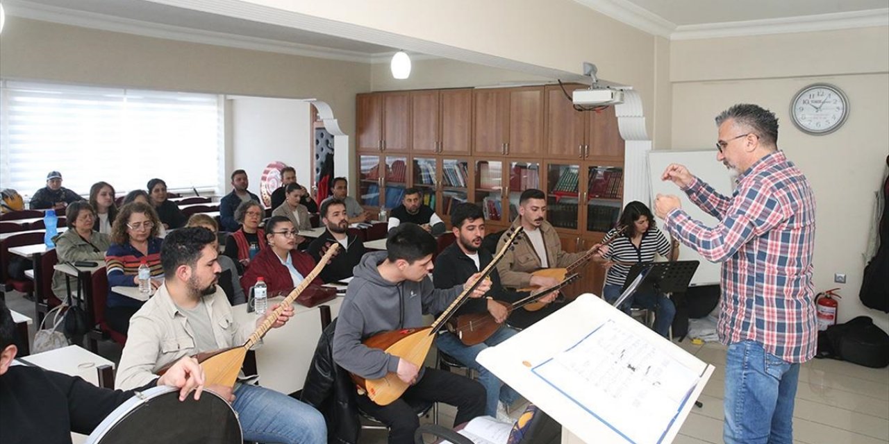 Tokat'ta Farklı Meslek Gruplarından Oluşan Koro Konsere Hazırlanıyor