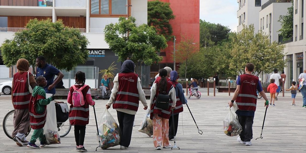 Fransa'nın 19 Şehrinde Çevreye Duyarlı Müslümanlar Çöp Toplayarak Temizliğe Dikkat Çekti