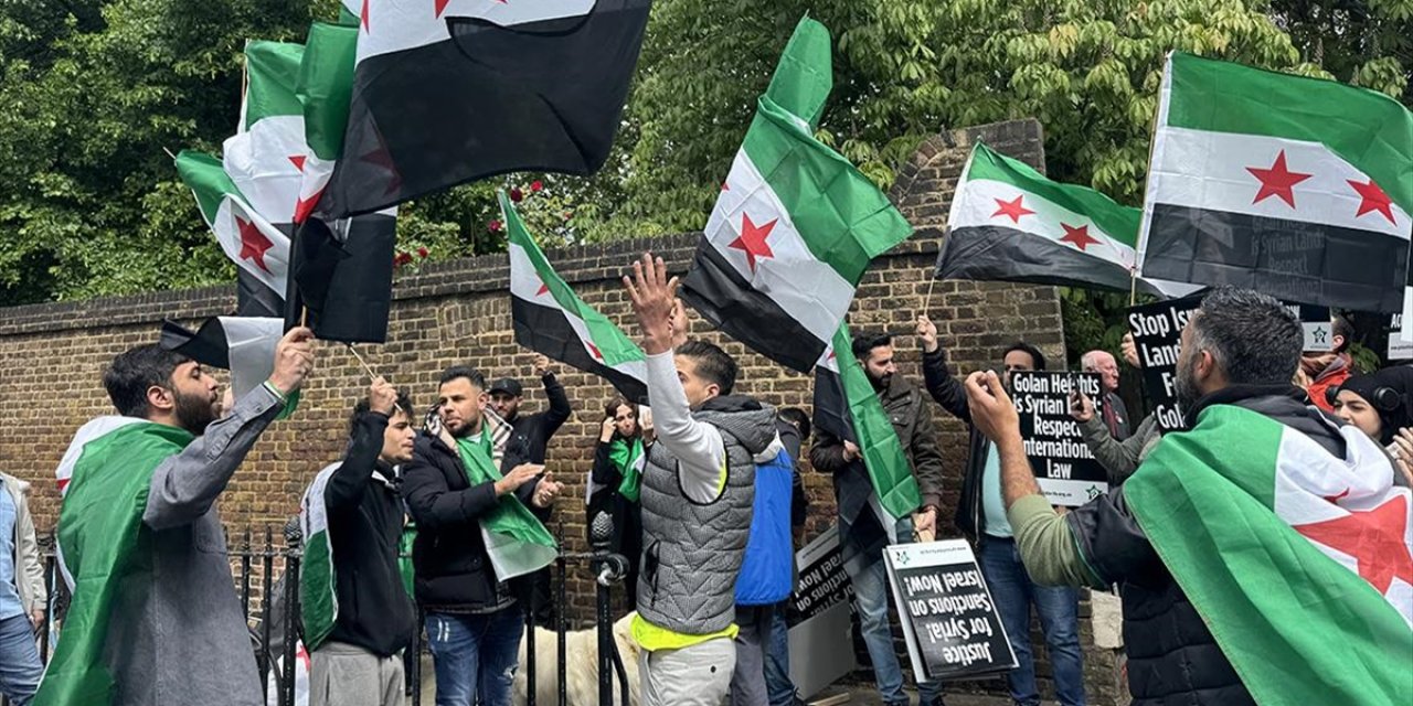 İsrail'in, Suriye'ye Yönelik Saldırıları Londra'daki Elçilik Binası Önünde Protesto Edildi