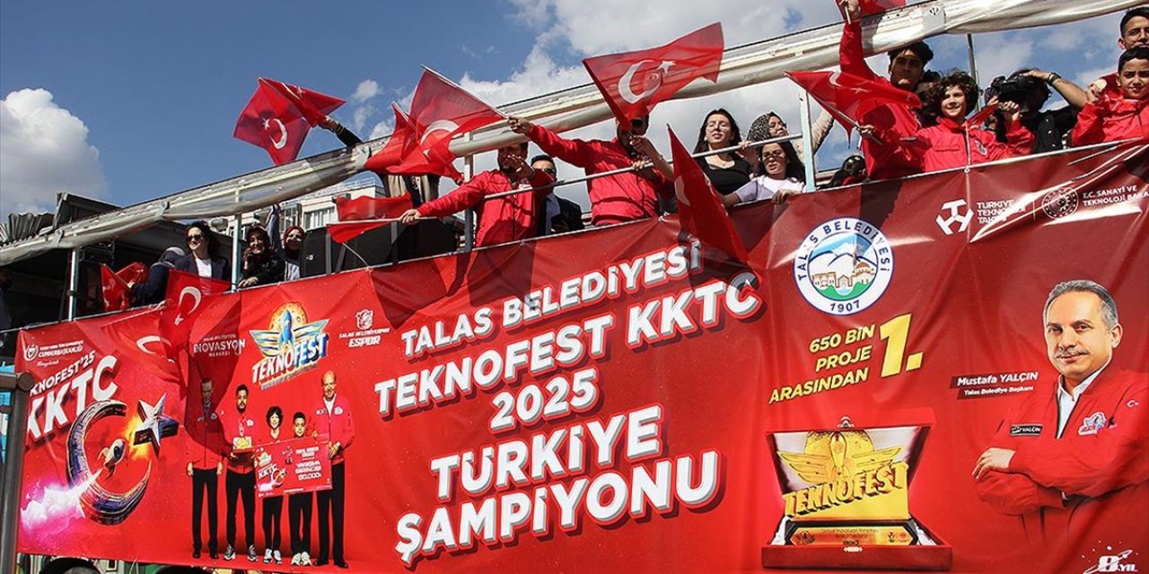 Teknofest KKTC'de Birinci Olan Öğrencilere Kayseri'de Üstü Açık Otobüsle Şehir Turu Yaptırıldı