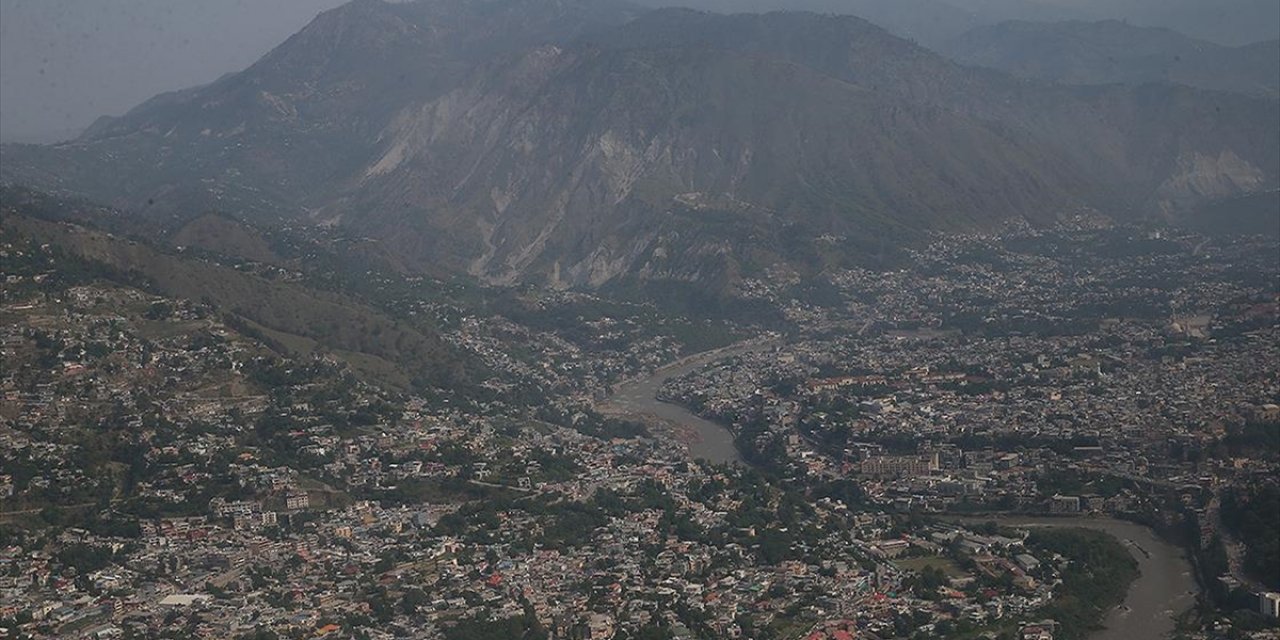 Pakistan, Hindistan'ın İddialarını Çürütmek İçin Gazetecileri Keşmir Sınırına Götürdü