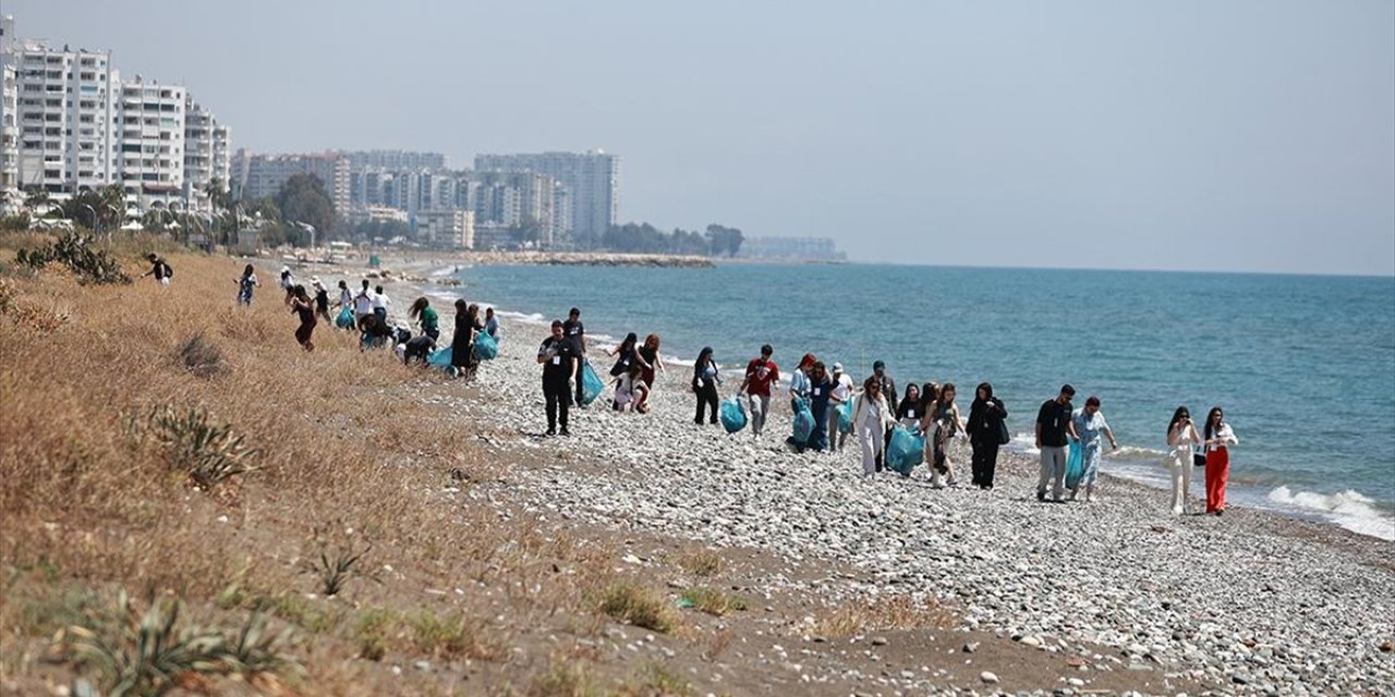 Mersin'de Öğrenciler Deniz Kaplumbağalarının Yuvalama Alanlarını Temizledi