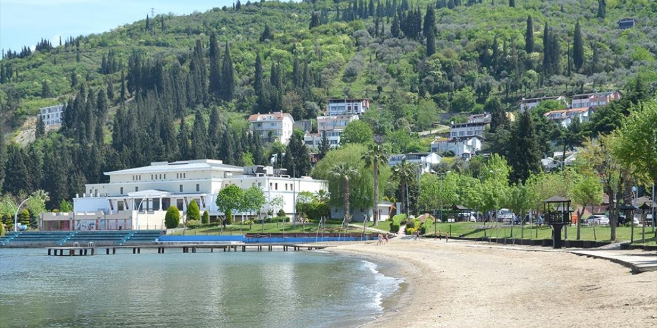 Kocaeli İle Mersin'de Sıcak Havayı Fırsat Bilen Çocuklar ve Gençler Denize Girdi