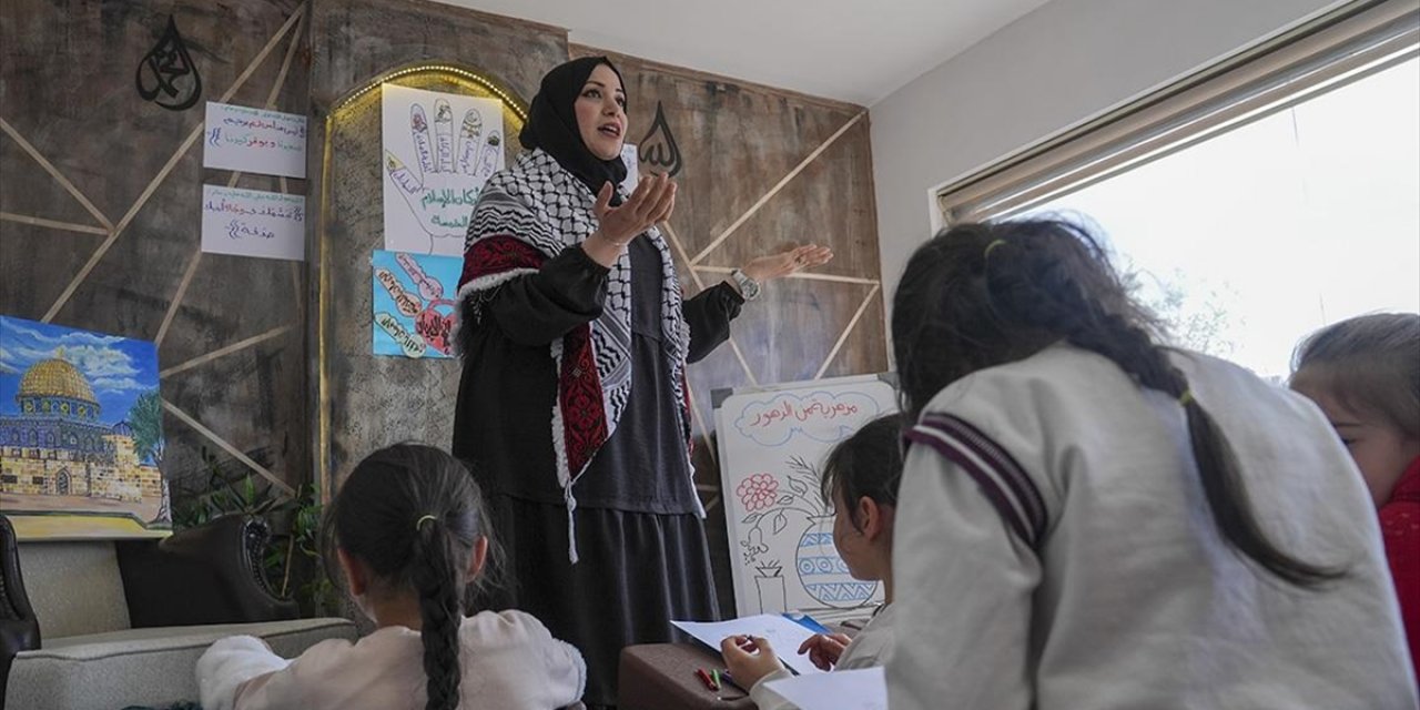 Gazze'de Yaralanan Kuzenine Refakat İçin Geldiği Türkiye'de Gönüllü Ders Veriyor