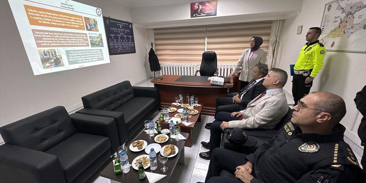 Ardahan Polisi Polhane Projesi İle Bir Yılda 10 Bin Haneyi Ziyaret Etti