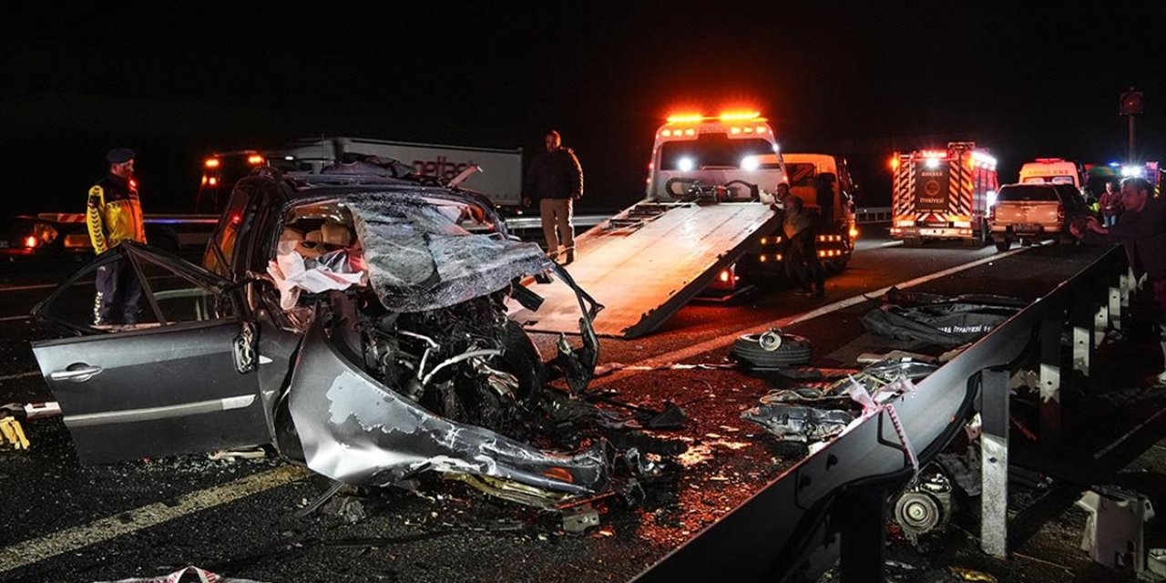 Ankara-Niğde Otoyolu'nda İki Otomobilin Çarpıştığı Kazada 4 Kişi Öldü, 1 Kişi Ağır Yaralandı