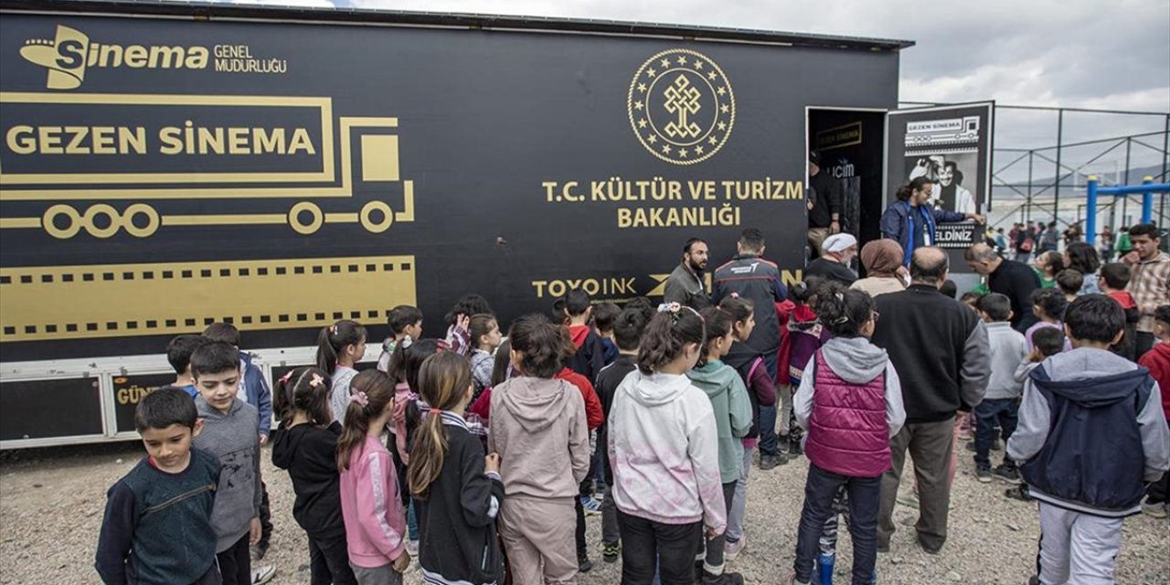 Kültür ve Turizm Bakanlığının "Gezen Sinema" Tırı 7 Yılda 358 İlçeye Ulaştı