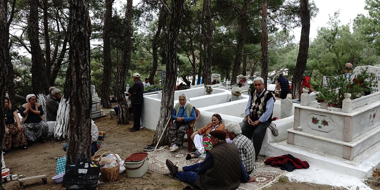 Balıkesir'deki Tahtacı Türkmenleri Mezarlıkta Hıdırellez Geleneğini Yaşattı