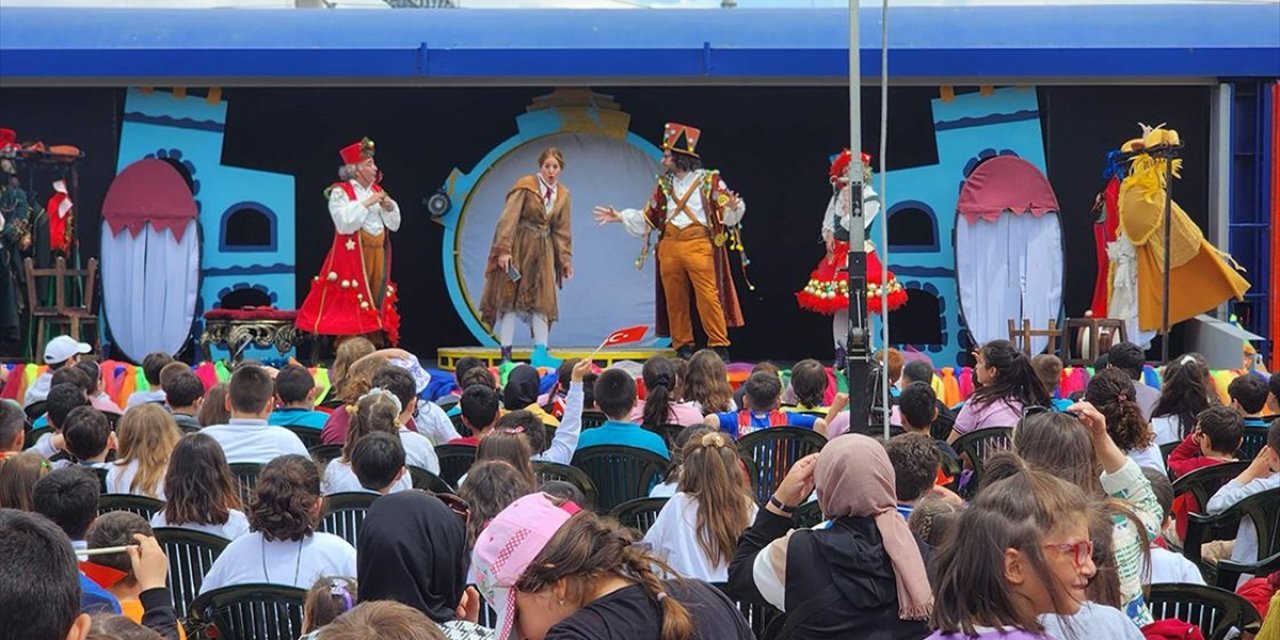 Devlet Tiyatrolarının Raylar Üzerindeki Tiyatrosu "Vagon Sahne" Kütahya'da Öğrencilerle Buluştu