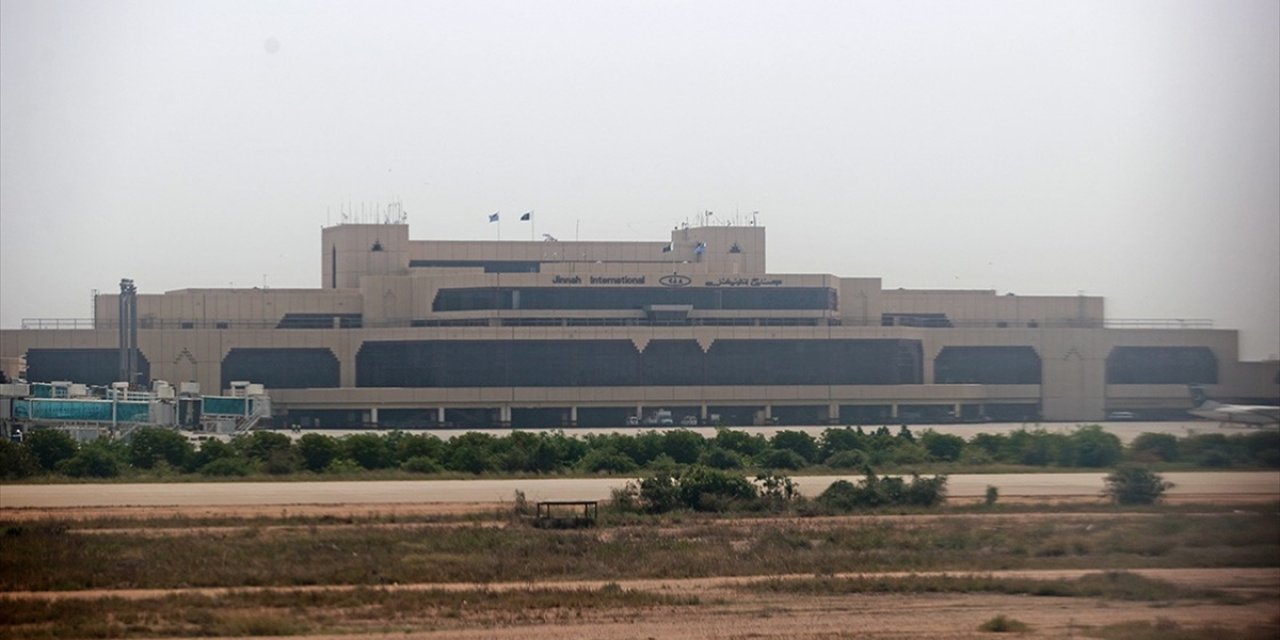 Pakistan'da Karaçi, Lahor ve Sialkot Havalimanlarında Uçuşlar Durduruldu