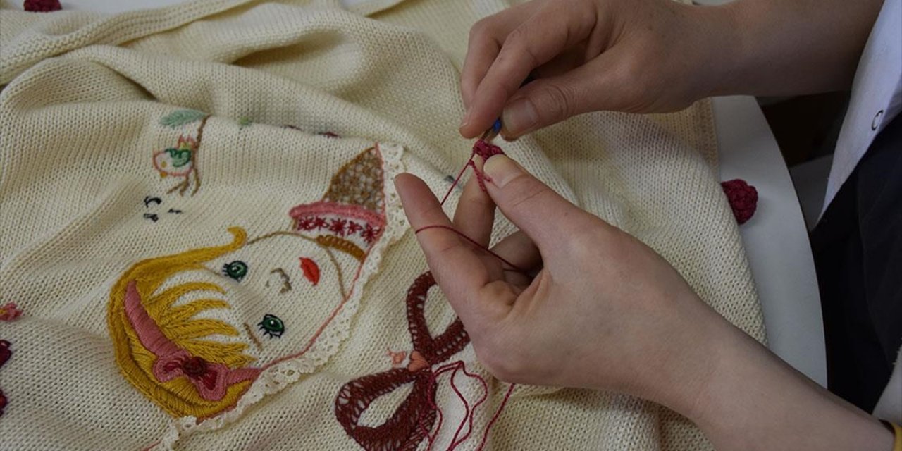 Annelerin Yıllar Önce Bebeklerine Hazırladığı Eşyalar Yeniden Yorumlandı