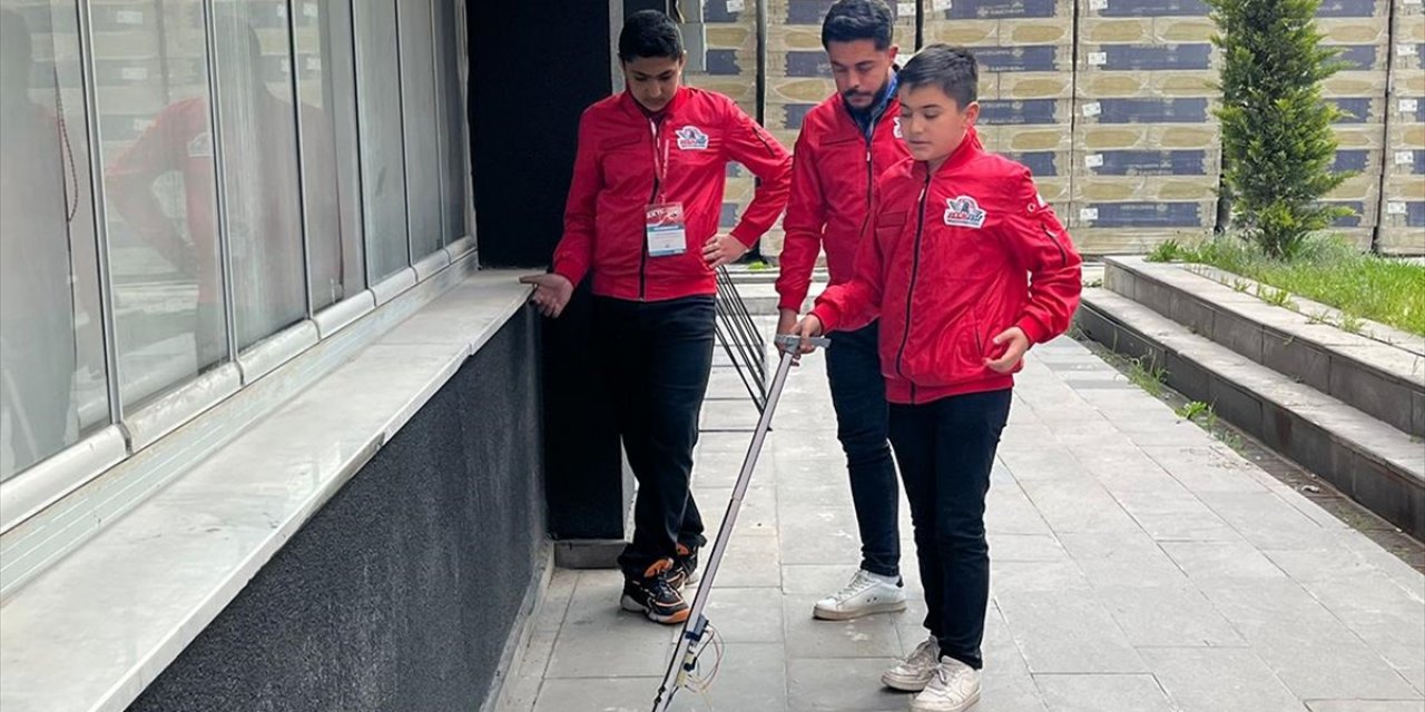 Görme Engelli Arkadaşları İçin "Akıllı Baston" Tasarladılar