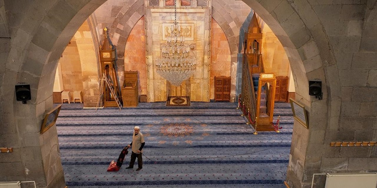 Tarihi Ulu Cami'nin 7 Yıldır Gönüllü Olarak Temizliğini Yapıyor