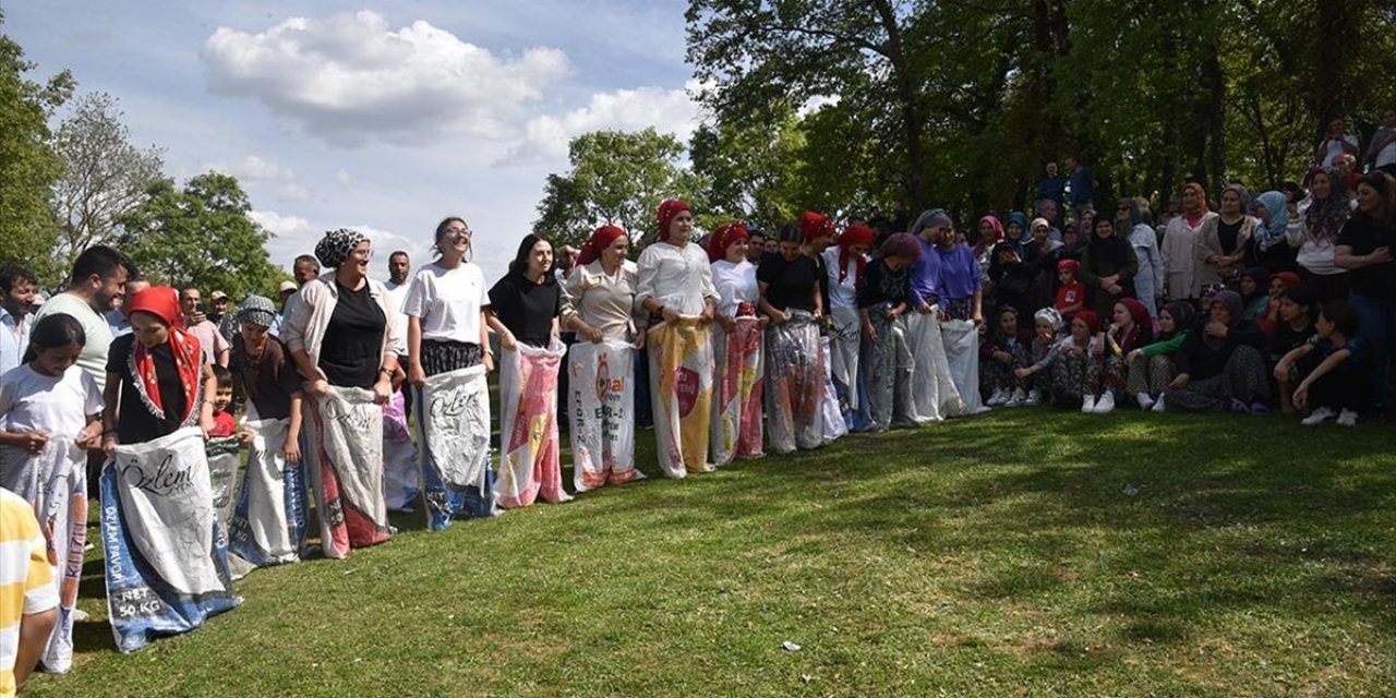 Hıdırellez Şenliğinde 200 Yıllık "Deve Oyunu" Yaşatıldı