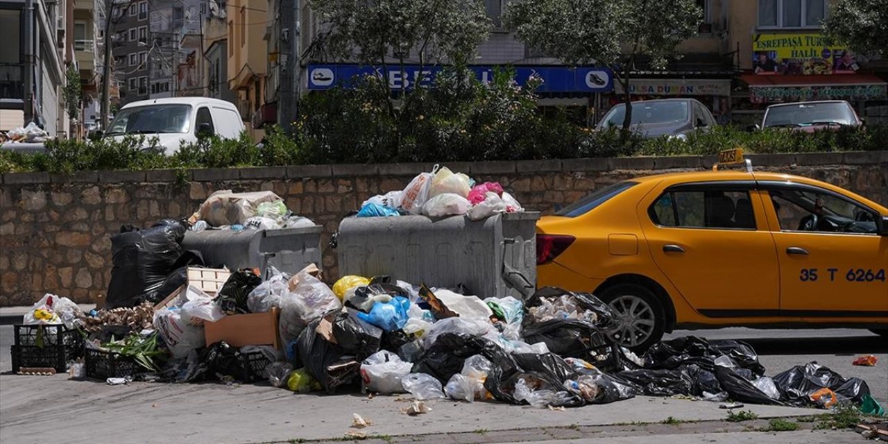 İzmir'de Grev Nedeniyle Temizlik Hizmeti Aksıyor