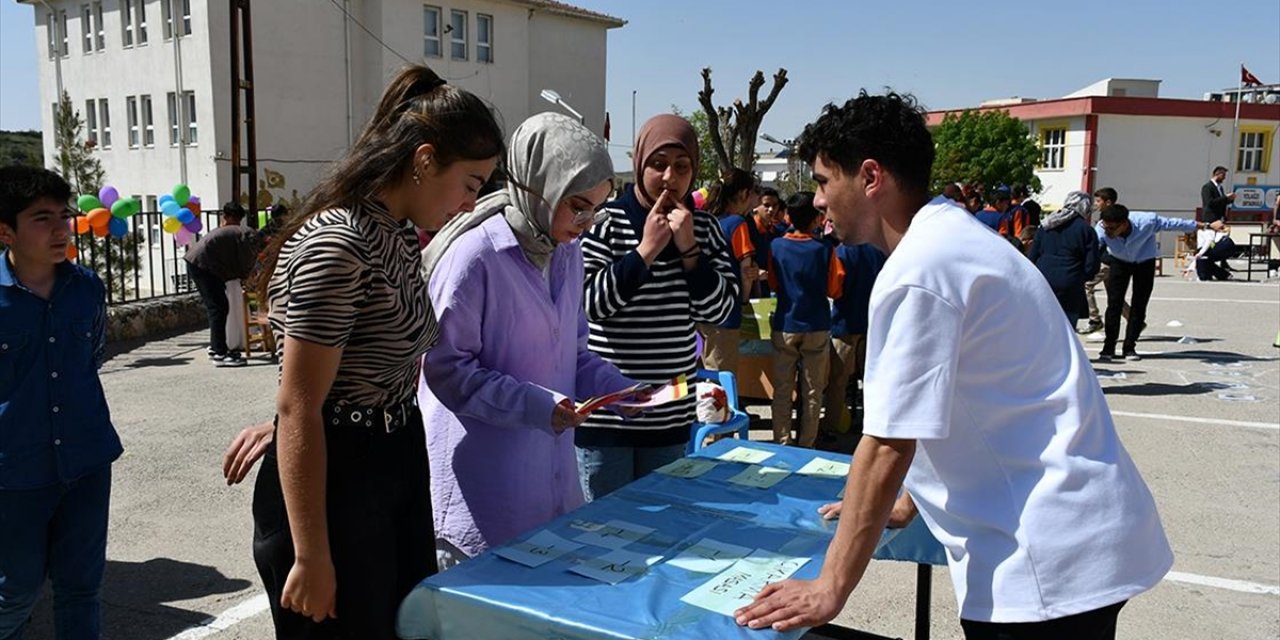 Öğretmen Adayları Kırsaldaki Öğrencilere Matematiği Sevdirmek İçin Etkinlik Yapıyor