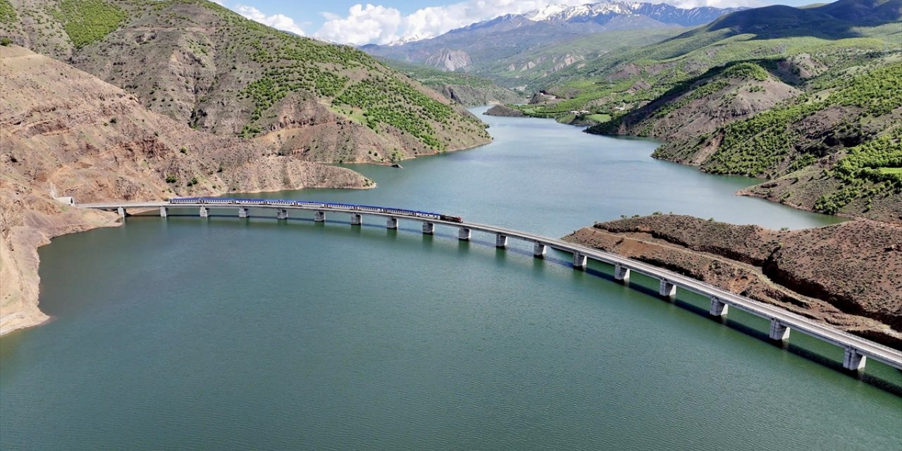 Vangölü Ekspresi'nin Güzergahı Fotoğraf Meraklılarına Kartpostallık Kareler Sunuyor